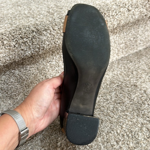 Lady size 8 1/2 medium Tory Burch black and beige pumps with gold detail - Picture 7 of 10